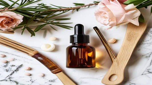 Productos de farmacia para la caída del cabello en mujeres: serum capilar, ampollas, biotina, peine de madera y romero sobre mármol